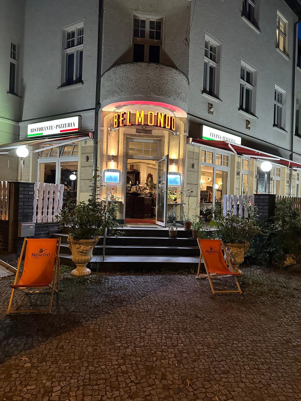 Eingang des Ristorante Bel Mondo in der Hertzstraße am Abend
