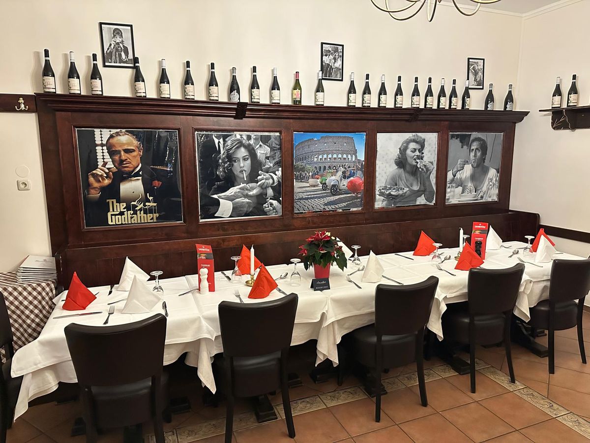 Festlich gedeckte lange Tafel im Gastraum des Bel Mondo